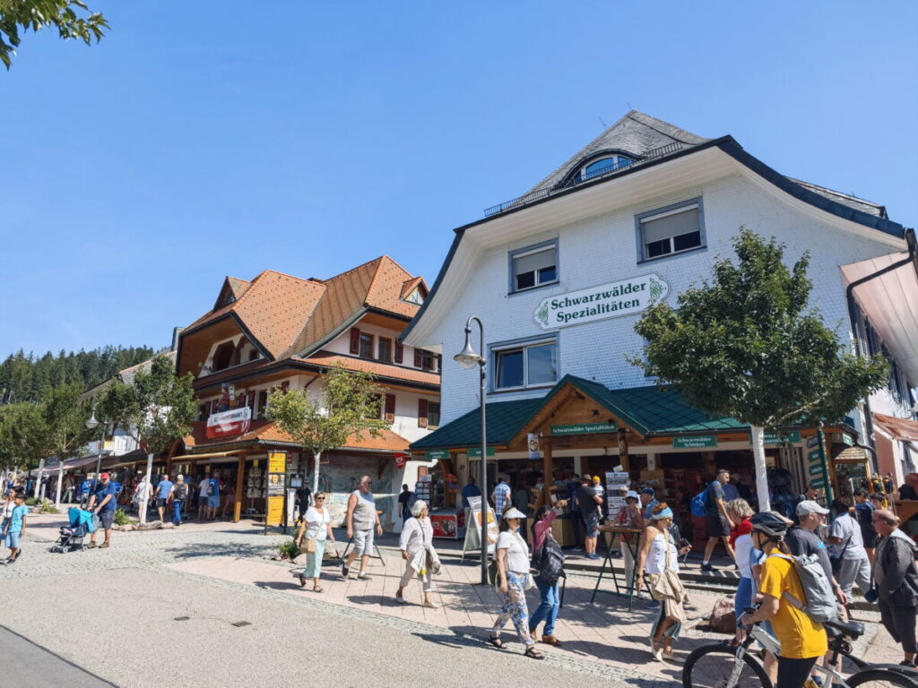 Die Fußgängerzone im Ort Titisee mit vielen Geschäften und Restaurants