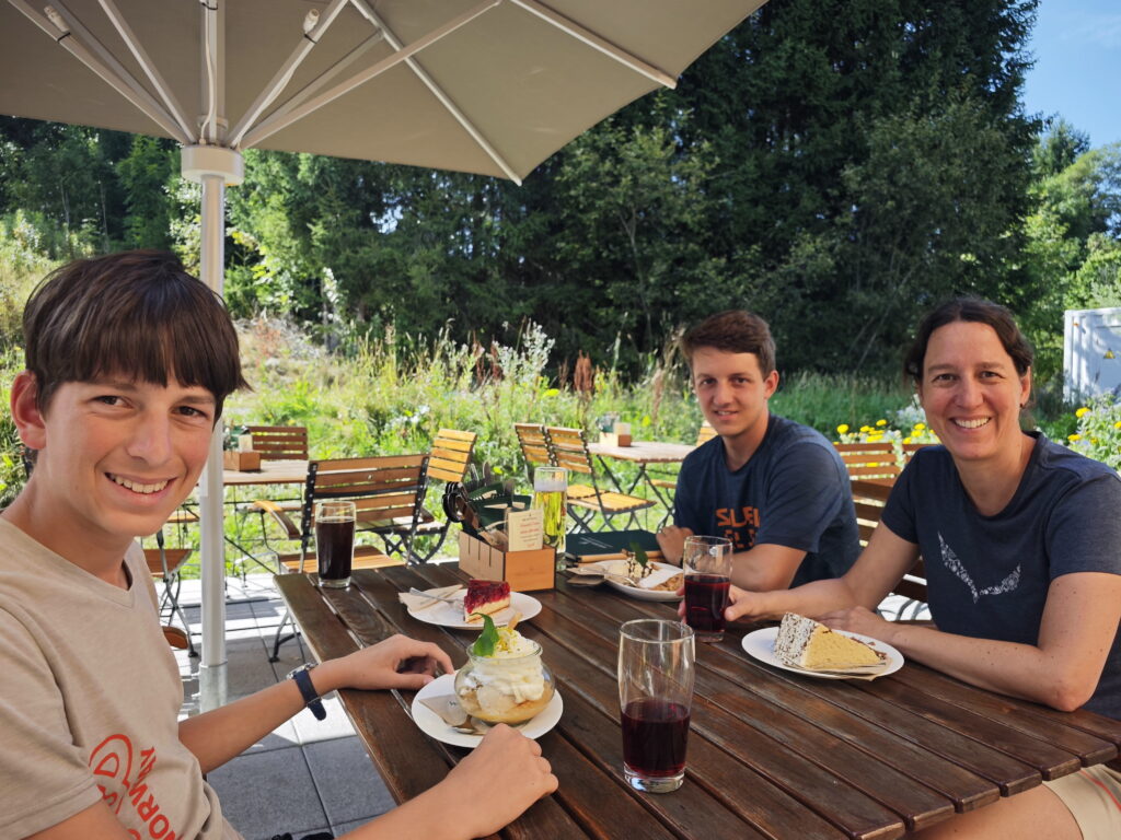 Hier fanden wir es extrem gut nach unserem Titisee Ausflug: Der WÄLDER:Genuss Biergarten