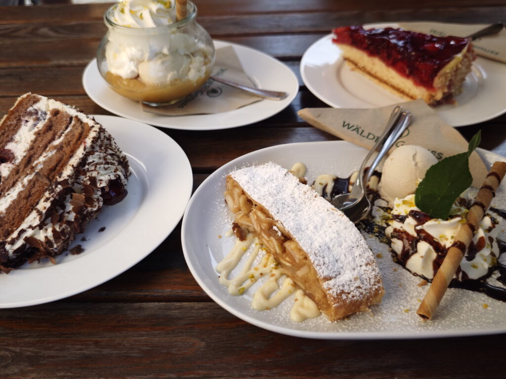 Von der Schwarzwälder Kirschtorte bis zum selbstgemachten Apfelstrudel und einem kühlen Eis